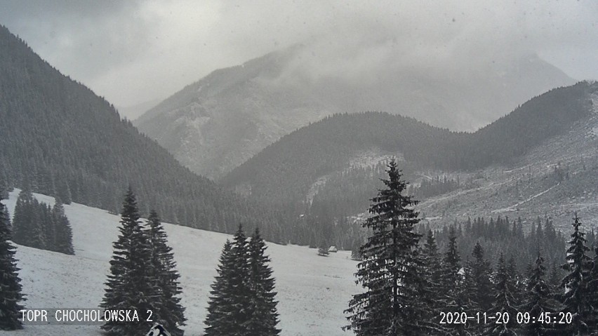 W Tatrach spadł śnieg. Górskie szczyty zrobiły się białe. Na szlakach jest ślisko 