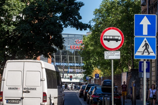 Na ul. Ogrodowej i Worcella pojawił się zakaz wjazdu dla autobusów. Jeszcze w weekend był ignorowany przez prywatne busy