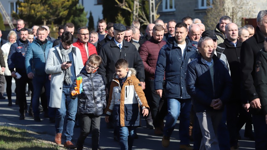 Poniedziałek Wielkanocny w Sukowie z procesją Emaus. Mężczyźni szli z figurą Jezusa Zmartwychwstałego. Był też biskup Marian Florczyk 