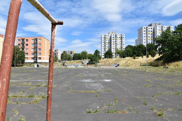 Dzisiaj jest tutaj popękane stare boisko, ale jest plan, aby i ta część osiedlowego placu zmieniła się na korzyść mieszkańców