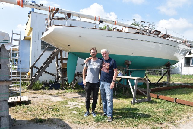 Janusz Głowienkowski z Kluczborka wspólnie z synem Damianem zbudował jacht. Już za kilka tygodni żaglowiec popłynie w pierwszy rejs.