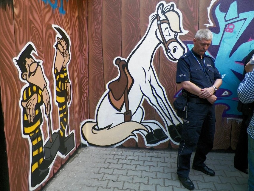 Nowe graffiti na spacerniaku aresztu przy Młyńskiej
