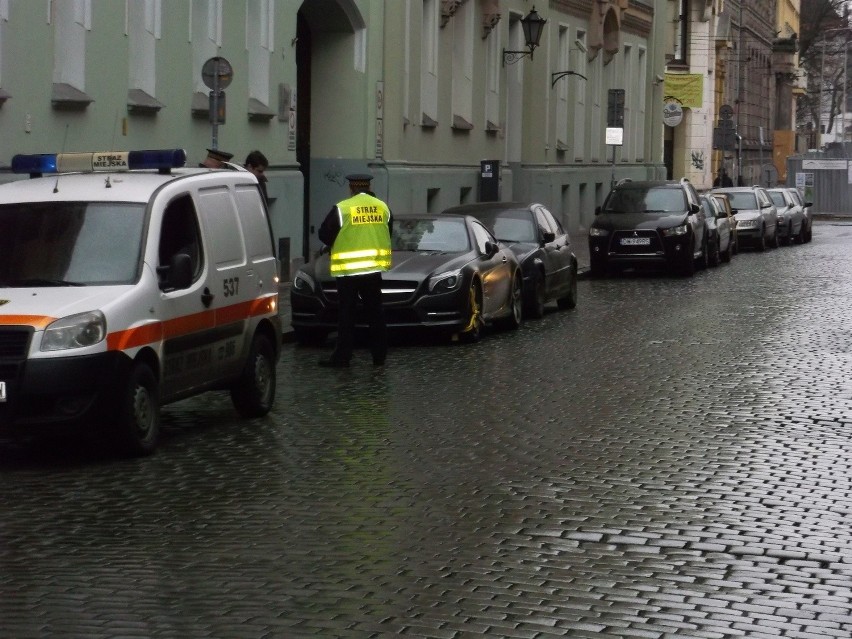 Wrocław: Akcja straży miejskiej na Włodkowica. Uważajcie, gdzie parkujecie! (ZDJĘCIA)