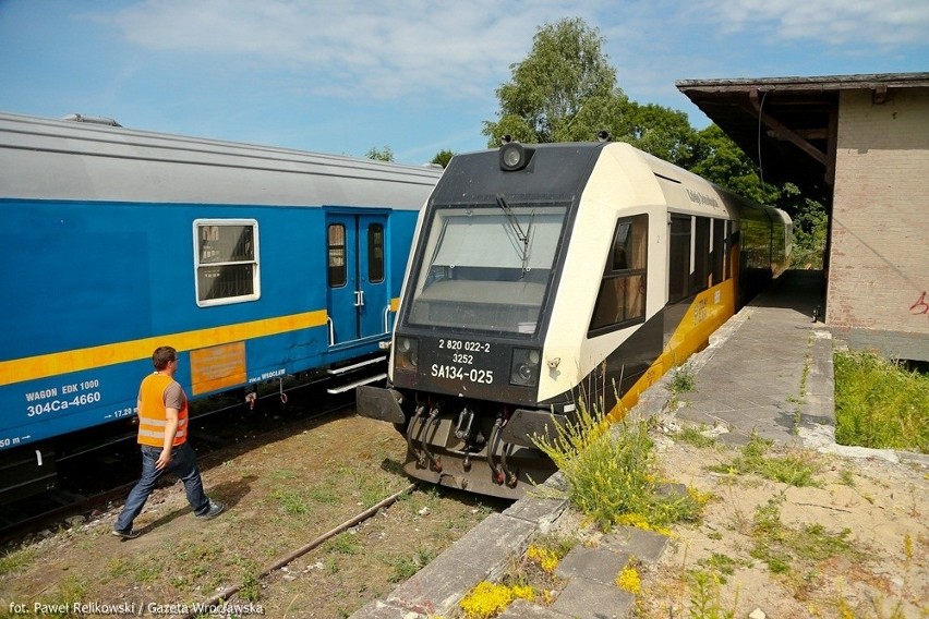 Szynobus wypadł z torów. Nie jeżdżą pociągi na trasie Wrocław - Trzebnica (ZDJĘCIA)