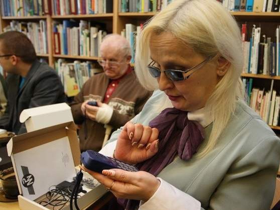 Czytaki - książki dla niewidomych w formacie MP3 w bibliotece przy ul. Grodzkie w Słupsku.