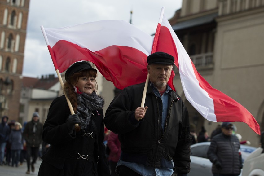 Kraków. Pochód patriotyczny z Wawelu na Rynek [ZDJĘCIA]