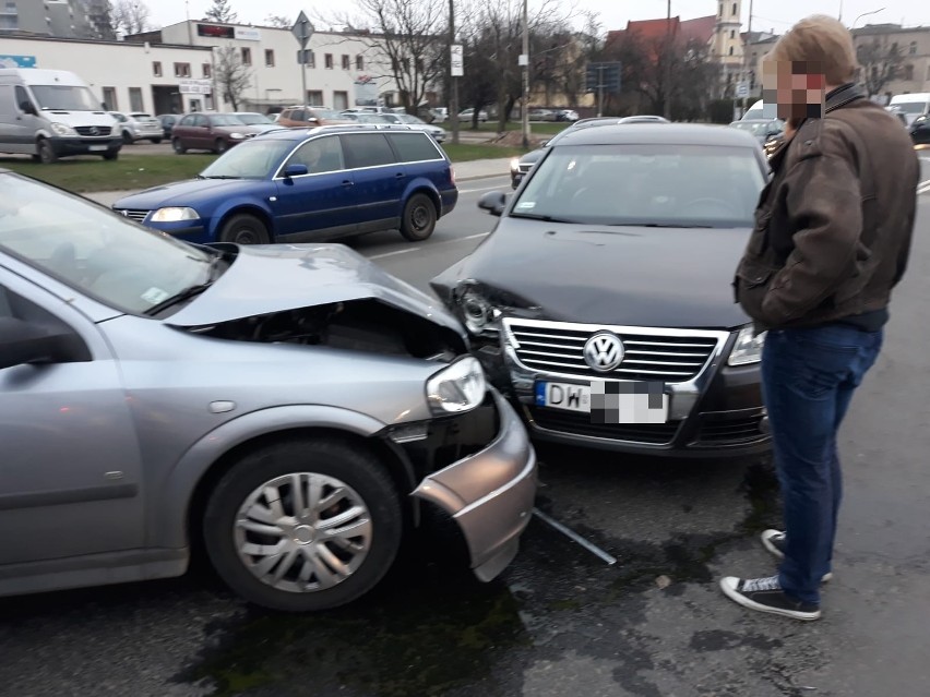 Wypadek na placu Wróblewskiego. Utrudniony przejazd (ZDJĘCIA)