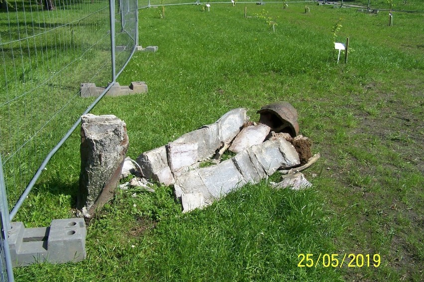 Tyle pozostało z pomnika w parku leśnym na Muchowcu