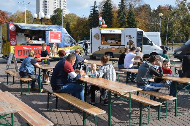 Zjazd Food Trucków czyli żarciowozów miał miejsce na Placu Piłsudskiego, a plenerowemu jedzeniu sprzyjała jesienna słoneczna pogoda, kusiły też aromatyczne zapachy