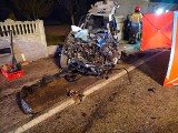 Śmiertelny wypadek w Babim Dole. To efekt czołowego zderzenia samochodu osobowego z ciężarowym. Nie żyje 29 latek. 28.04.2022 r.