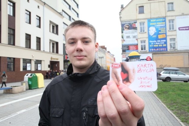 - Wypełniona "Karta życia&#8221; jest symboliczną zgodą na pobranie po śmierci naszych narządów - mówi Michał Tarabasz.