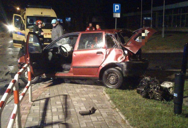 Pojazd zatrzymał się dopiero na barierkach oddzielających jezdnię od chodnika.