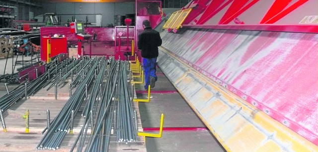 W jednej z największych hal produkcyjnych w Radomiu prowadzona jest już produkcja prefabrykatów stalowych, które trafiają na budowy w regionie radomskim, Warszawie i całej Polsce.