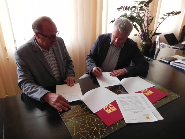 Wójt Jasieńca (lewej) Marek Pietrzak i prezes DOM Jasieniec Wódkowski podpisali kilka dni temu list intencyjny.