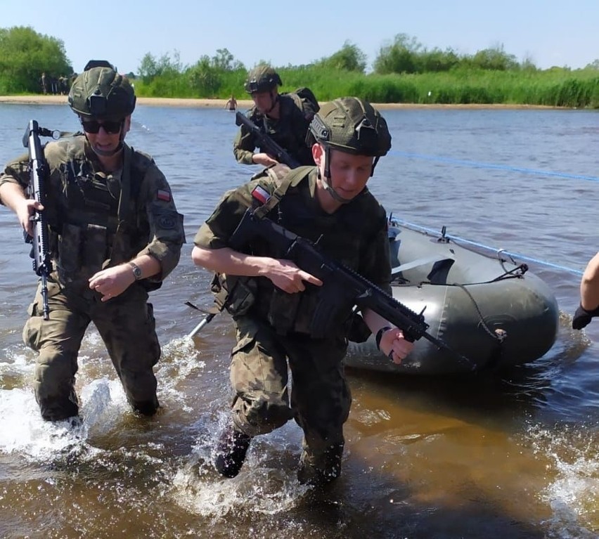 Żołnierze WOT przeszli szkolenie na rzece Pilicy w powiecie...