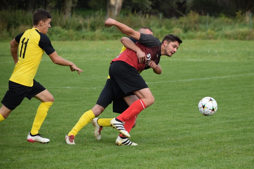 Piłkarze GKS Iwaniska wygrali ze Zrywem Zbigniewice 4:2 w meczu grupy 3 klasy B. Zobaczcie zdjęcia z meczu i kibiców