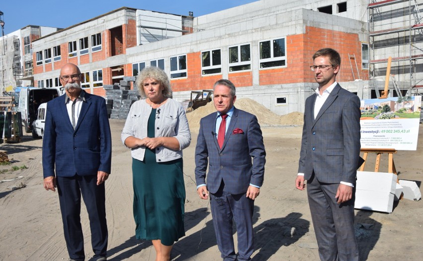 Senator Maria Koc z wizytą w Ostrowi. Oglądała kompleks szkolno-przedszkolny budowany przy ul. Partyzantów