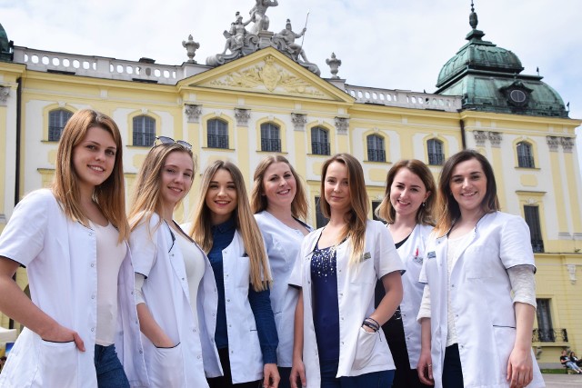 Studentki II roku pielęgniarstwa na UMB w pełnej krasie. Od lewej: Ula, Natalia, Marysia, Wiola, Sylwia, Klaudia i Monika.