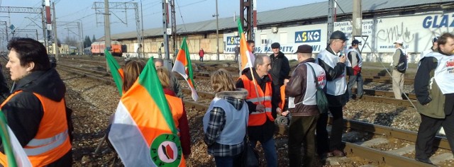 Kolejarze blokują tory w stronę Warszawy