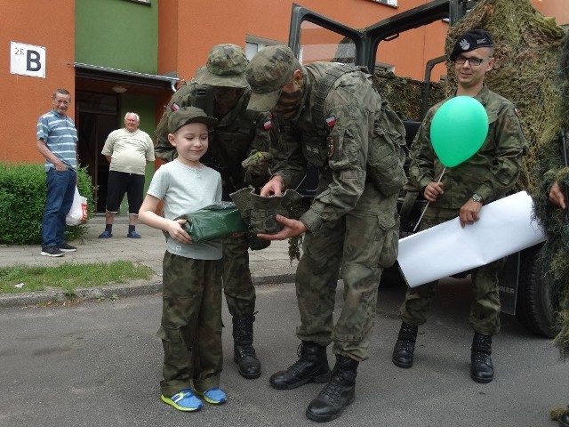 Żołnierze 11 batalionu dowodzenia z Żagania na prośbę fundacji „Mam Marzenie” doręczyli cenną przesyłkę dla siedmioletniego Piotrka.