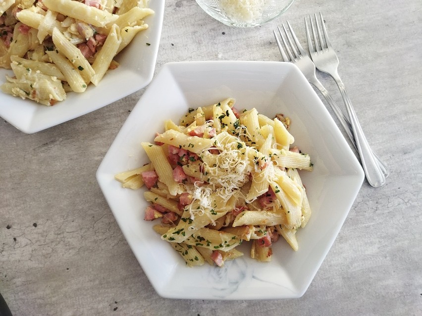 Makaron penne z kiełbasą, jajkiem, serem i świeżą pietruszką...