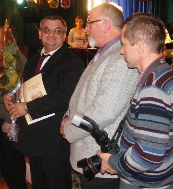 Listy gratulacyjne odbierają (od lewej): Wilhelm Beker, Bernard Osyra i Mirosław Dedyk.