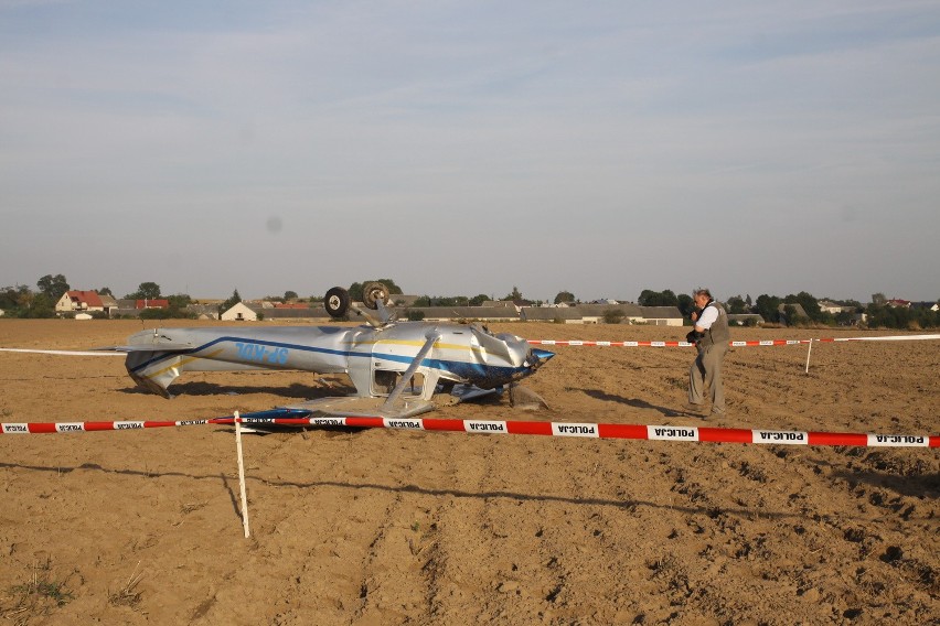 Szczepankowo. Awaryjne lądowanie samolotu pod Łomżą. Cessna 152 rozbiła się na polu (zdjęcia)