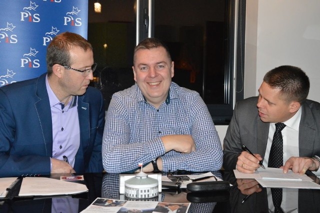 Od lewej Wojciech Rolbiecki, Andrzej Dolny i Bartosz Bluma tuż przed rozpoczęciem konferencji PiS