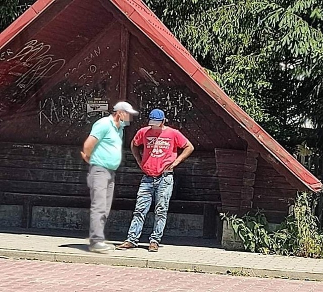 Patrol policji zastał obywateli Rumunii na przystanku. Czekali na autobus, by wrócić do Strzyżowa