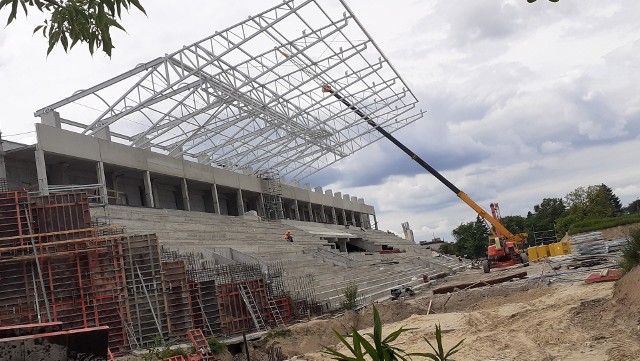 Termin zakończenia prac przy stadionie w Radomiu ma być utrzymany - 31 grudnia 2022. Na kolejnych zdjęciach aktualny stan prac.