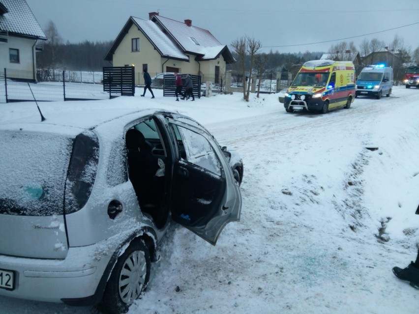 Wypadek w Masłowie. Samochód zjechał do rowu, ranne dwie osoby