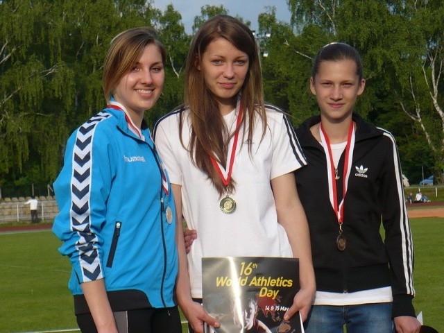 Aleksandra Mazurek (w środku) zdobyła w Warszawie złoty medal.