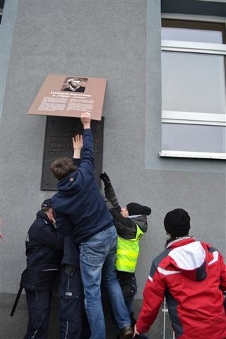 Częstochowa: Poseł Jaskóła przepychał się z policją, która broniła tablicy z sierpem i młotem