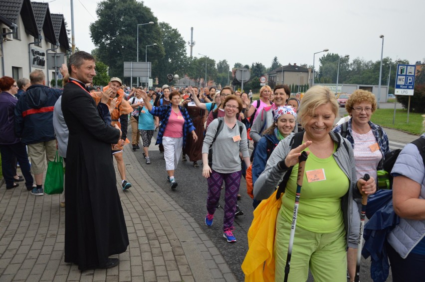 Oświęcim. Pielgrzymi w drodze na Jasną Górę [ZDJĘCIA, WIDEO]