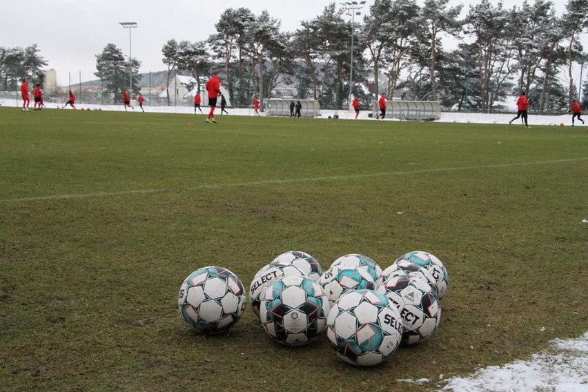 Zima zaatakowała, ale piłkarze Korony Kielce trenowali na znakomicie przygotowanym boisku na Kusocińskiego [ZDJĘCIA]