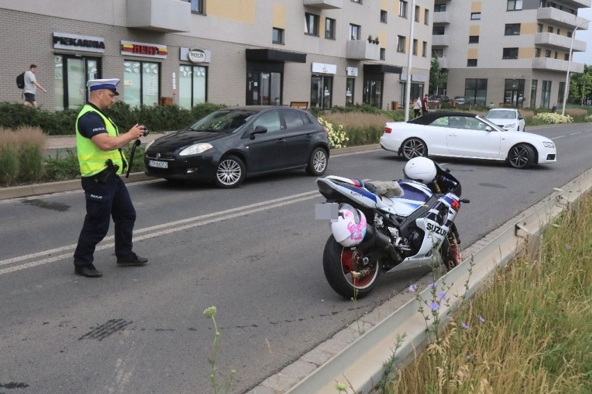 Wypadek przy Leclercu. Motocykl wjechał w samochód osobowy [ZDJĘCIA] 