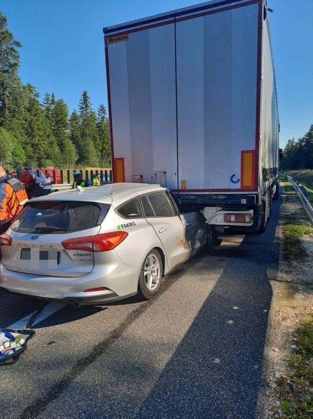 Groźny wypadek na S7. Samochód osobowy zderzył się z ciężarówką w Ostojowie. Jedna osoba ranna, droga była zablokowana