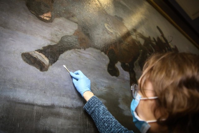 Gdyby dziś zwiedzający mogli odwiedzić muzeum, mogliby zobaczyć przemianę, jak dokonuje się na obrazie Chełmońskiego. Prace nad renowacją &quot;Czw&oacute;rki&quot; potrwają do końca roku więc po otwarciu instytucji kultury będzie szansa, by śledzić na własne oczy proces przywracania dziełu jego oryginalnych barw