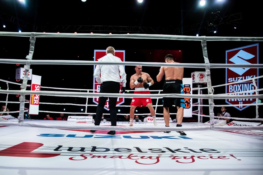 Kulisy wygranej Mateusza Masternaka na gali Suzuki Boxing Night w Kielcach w obiektywie. Nagrodę wręczyła wiceminister sportu [ZDJĘCIA]