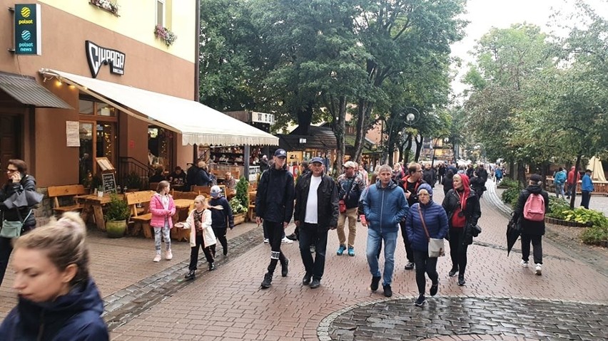 Zakopane. Deszczowe Krupówki pełne turystów, niestraszne im załamanie pogody