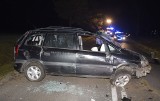Wypadek we wsi Podlesie. Młody kierowca wjechał do rowu na drodze koło Bełchatowa