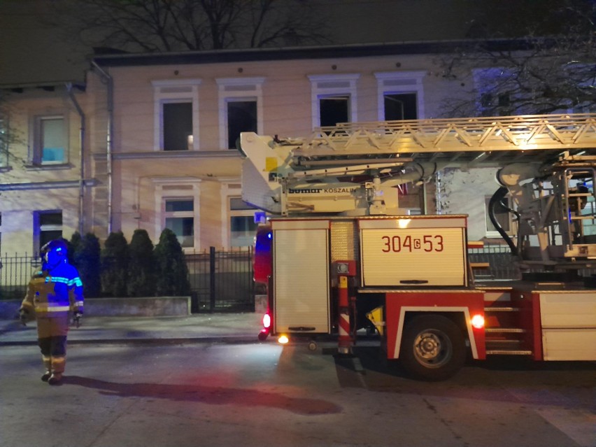 Zwłoki kobiety w Gdańsku-Brzeźnie 23.01.2023. Strażacy znaleźli je po ugaszeniu pożaru przy ul. Dworskiej. ZDJĘCIA, WIDEO