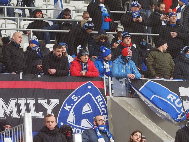 Kibice Ruchu i Widzewa dopingowali Niebieskich w Łodzi podczas spotkania z ŁKS  Zobacz kolejne zdjęcia. Przesuwaj zdjęcia w prawo - naciśnij strzałkę lub przycisk NASTĘPNE