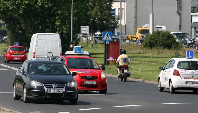 Policjanci sprawdzali m.in. stan techniczny samochodów oraz dokumenty szkół jazdy. Instruktorzy byli zaskoczeni akcją