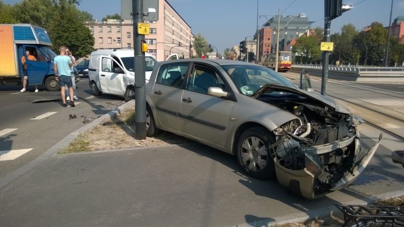 Wypadek na al. Mickiewicza [zdjęcia] UTRUDNIENIA W RUCHU