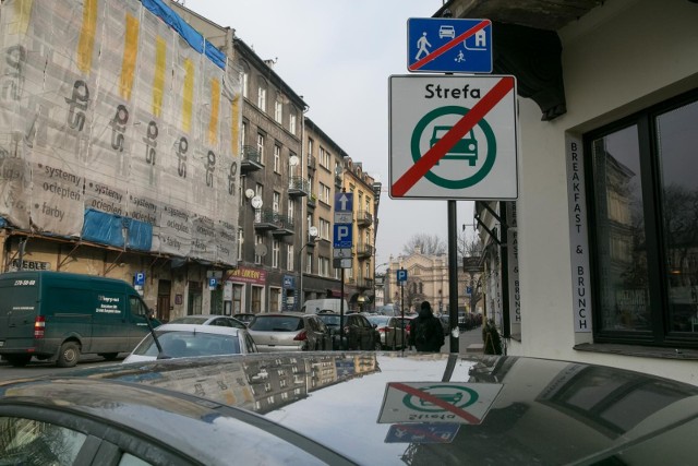 Rzecznik ITS przekazał, że szacuje się, że udział transportu kołowego w zanieczyszczeniu powietrza w naszym kraju wynosi około 10 procent. "Natomiast w centrach dużych miast od 60 do 80 proc" - dodał.