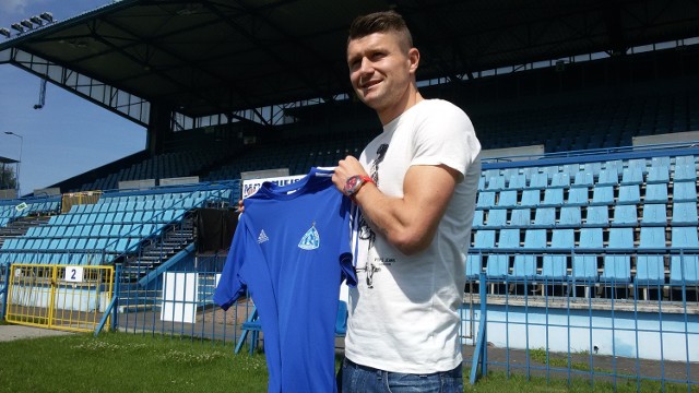 Piotr Ćwielong – VFL Bochum -> Ruch Chorzów (wolny transfer)Urodził się 23 kwietnia 1986 roku w Chorzowie.To zawodnik grający na pozycji pomocnika lub napastnika. Grał w szkółce Stadion Śląski Chorzów,  skąd przeszedł do Ruchu Chorzów w 2004 roku i to właśnie tam stawiał swoje pierwsze kroki w seniorskim futbolu. W 2007 roku wybrał przenosiny do Krakowa i przez kolejne 3 lata reprezentował barwy Wisły, choć w 2008 roku został wypożyczony do Ruchu Chorzów.  15 lipca 2009 roku, Ćwielong zdobył swoją pierwszą bramkę w meczu kwalifikacyjnym do Ligi Mistrzów, przeciwko Levadii Tallinn. Jednocześnie był to jego debiut w europejskich pucharach. W styczniu 2010 roku popularny „Pepe” został zawodnikiem Śląska Wrocław, z którym w sezonie 2011/12 zdobył wicemistrzostwo Polski, a w kolejnym – mistrzostwo kraju. 8 czerwca 2013 roku zasilił szeregi niemieckiego VFL Bochum. Jego gra w tym klubie zaowocowała powołaniem, przez Adama Nawałkę, do reprezentacji Polski, w której debiutował 19 listopada 2013 roku, w spotkaniu przeciw Irlandii. Jego bilans w Ekstraklasie to 143 występy, 20 bramek i 13 asyst.