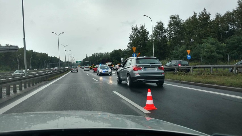 Seria wypadków drogowych w Katowicach: kolizja za tunelem i na Węźle Murckowska ZDJĘCIA