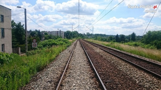 Mężczyzna położył się na torach. Chciał, żeby go przejechał pociąg