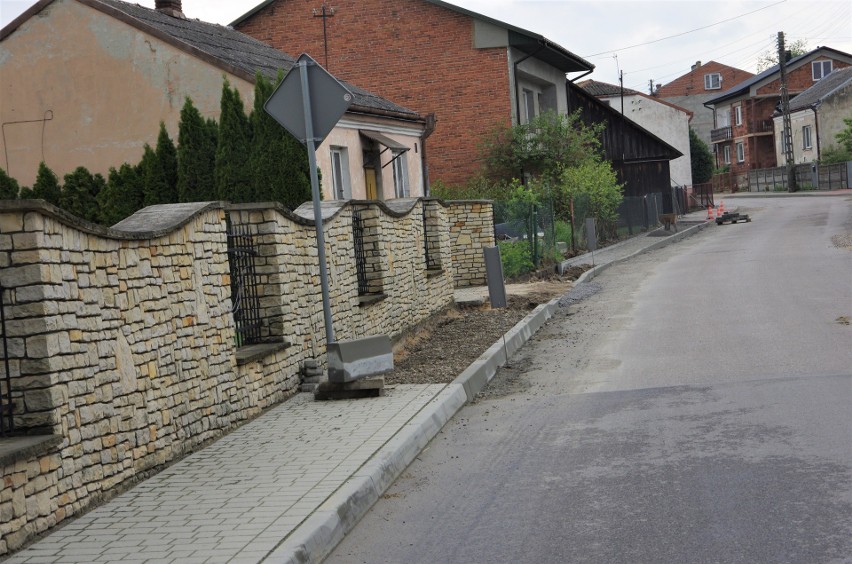 Ulica Tarnobrzeska zyska nową nawierzchnię asfaltową....